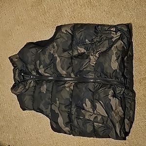 OLD  NAVY EUC GREEN CAMO BOYS VEST SIZE S 6/7